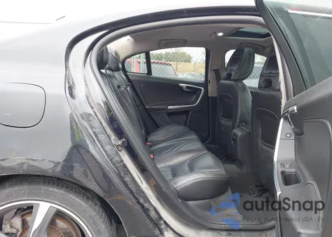 2013 Volvo S60 T6/T6 Platinum/T6 Premier Plus/T6 R-Design/T6 R-Design Platinum z USA, uszkodzony, nr VIN YV1902FHXD1216271